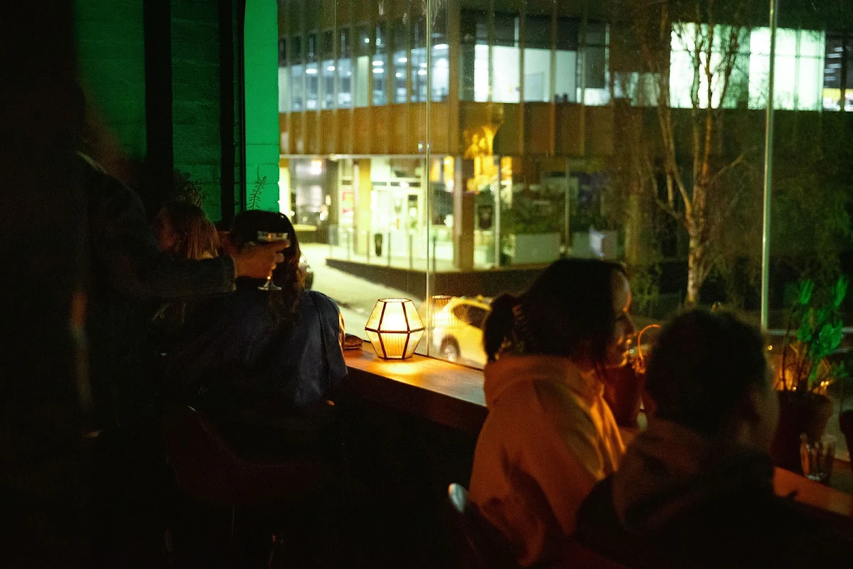 Vibe, Altar Bar