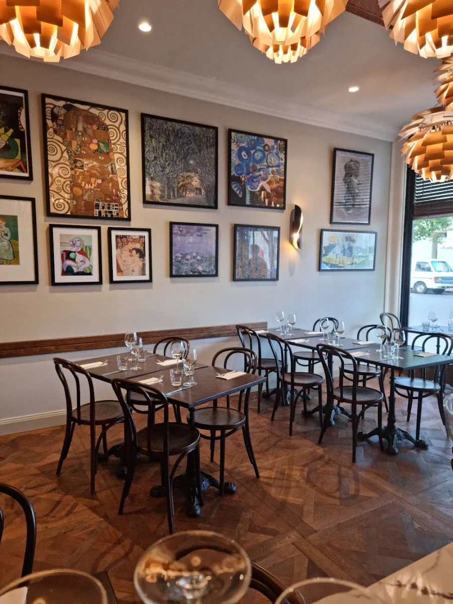 Vibe, Izzy's Restaurant Wilfred