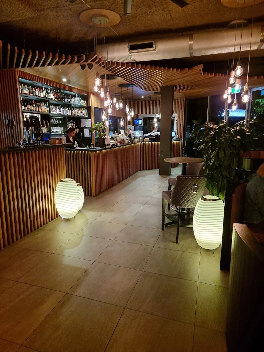 Vibe, Amici Restaurant & Pizzeria