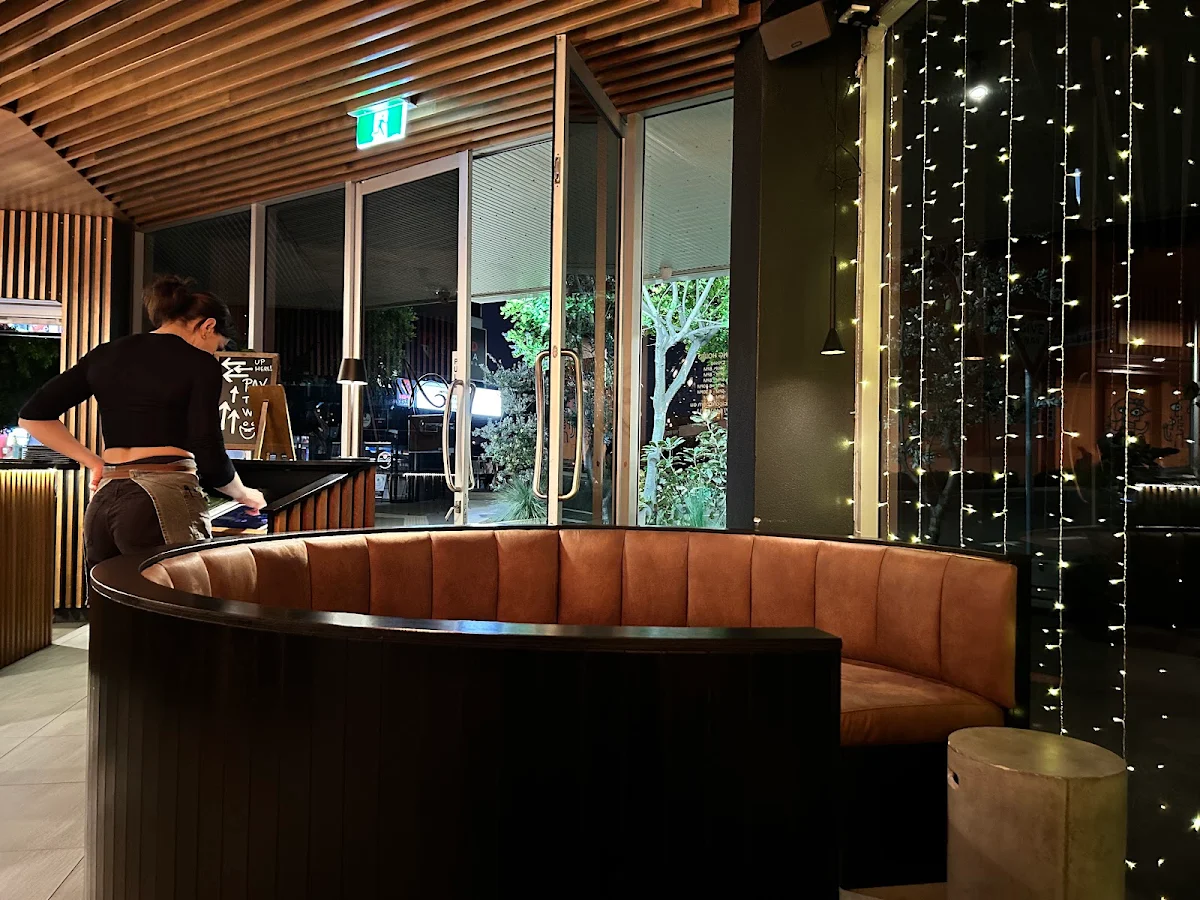 Vibe, Amici Restaurant & Pizzeria
