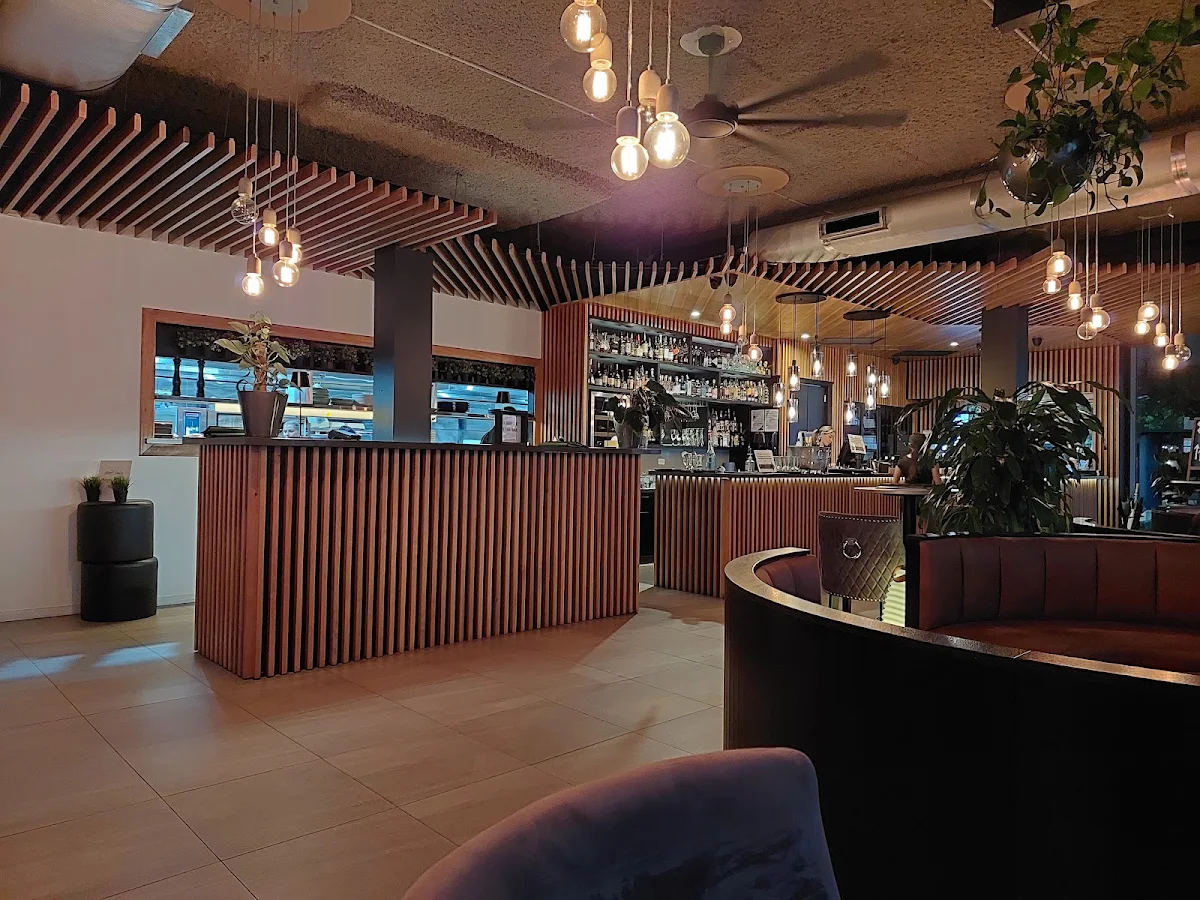 Vibe, Amici Restaurant & Pizzeria