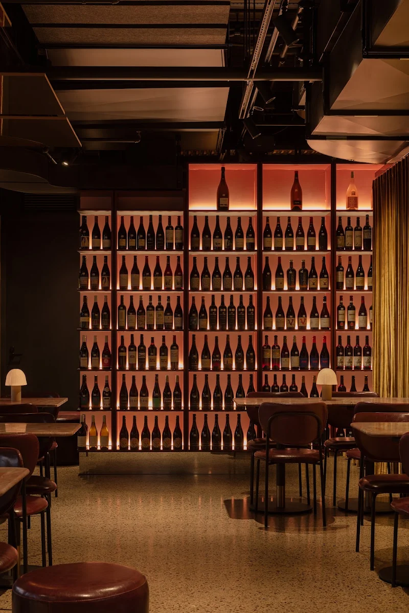 Vibe, Lola's Wine Bar
