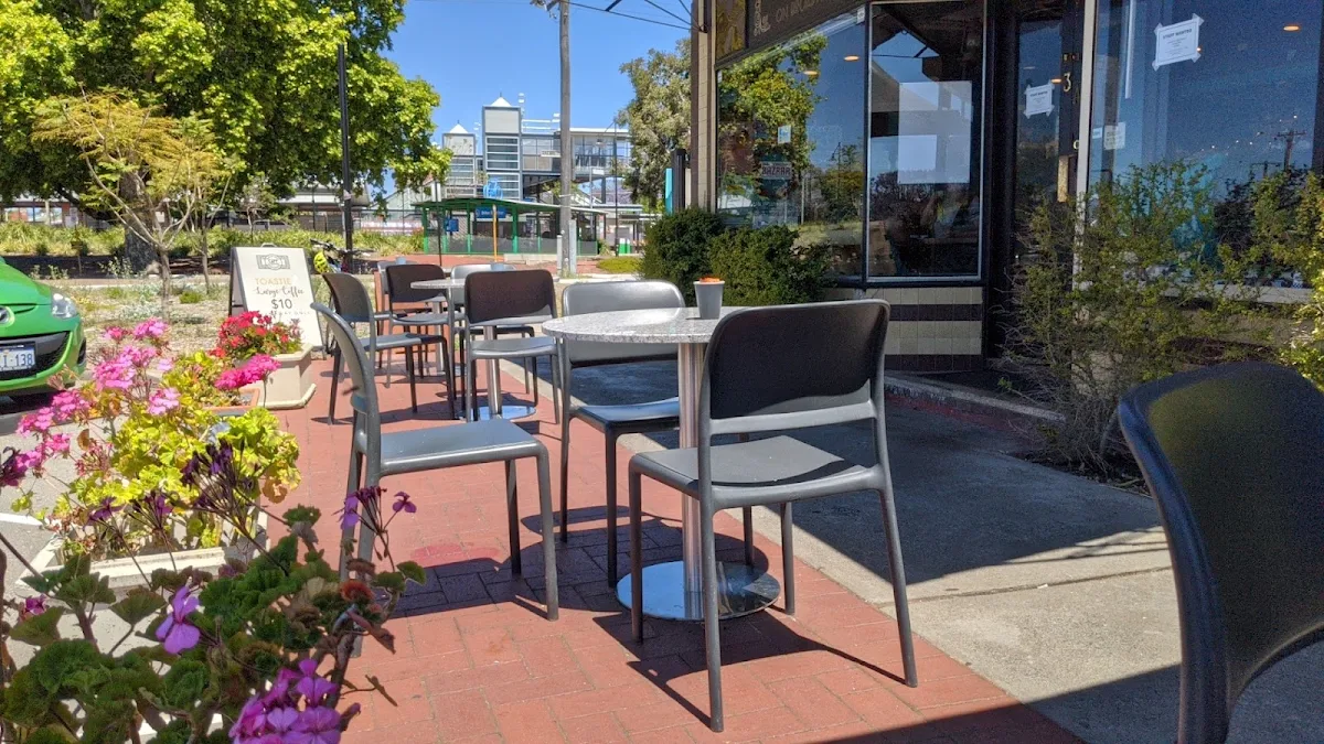 Vibe, Caff on Broadway