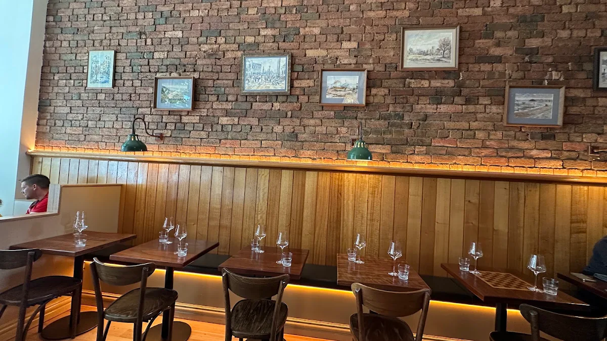 Vibe, Bear's Wine Bar