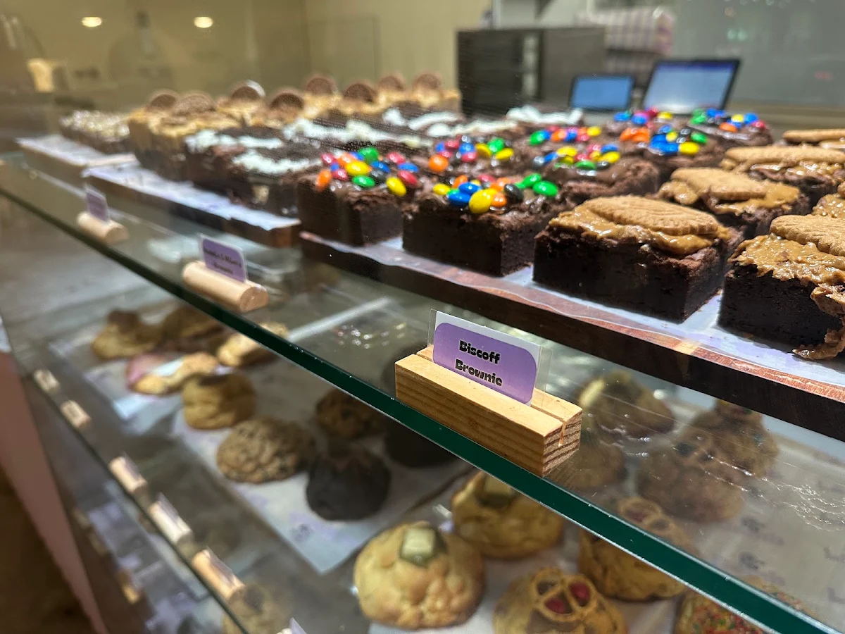 Vibe, La Bomb Cookies & Gelato