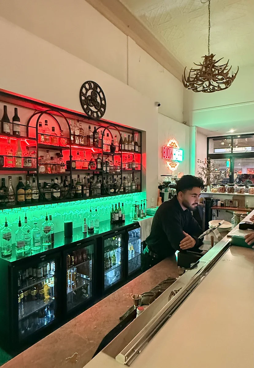 Vibe, BLOW HORN RESTAURANT