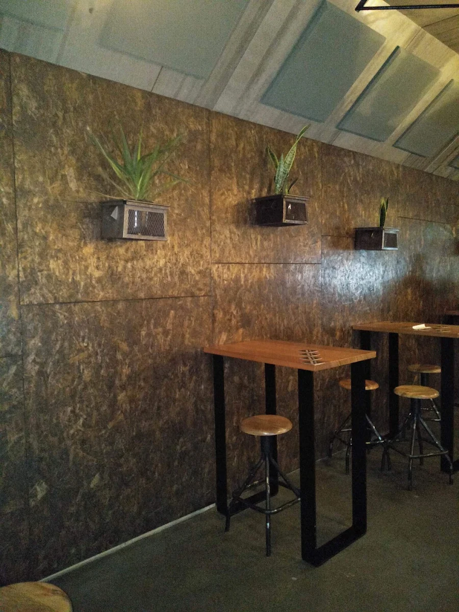 Vibe, Empress Craft Beer Bar