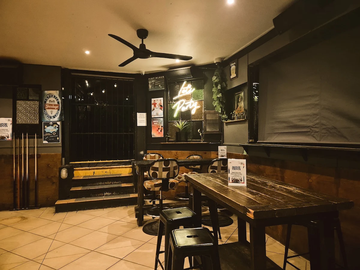 Vibe, Shady Palms Cafe & Bar