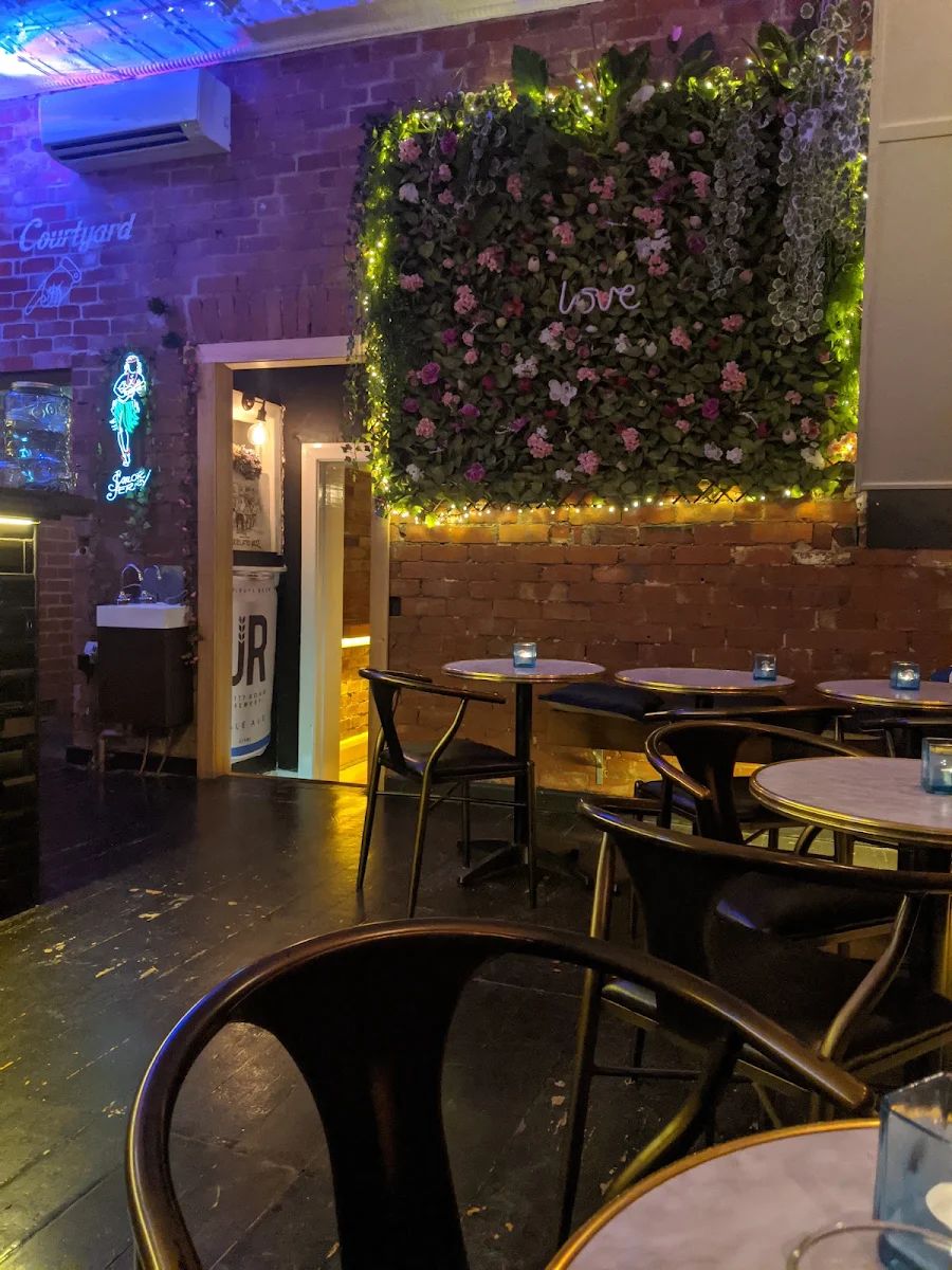 Vibe, Sparrows Bar