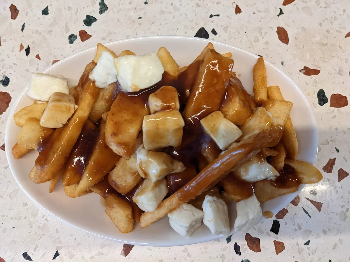 Poutine, Holmes Hall