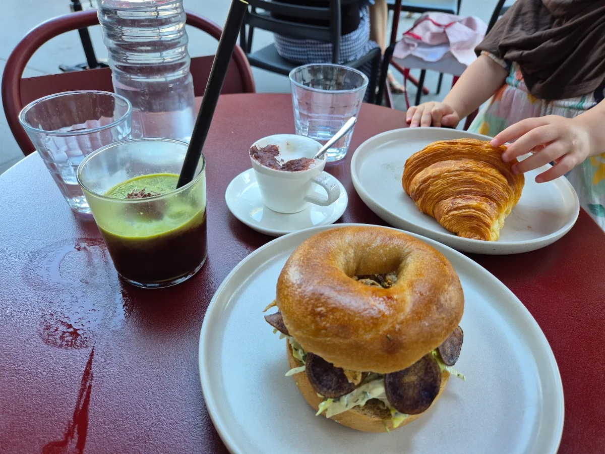Fish Bagel, Majesty Coffee