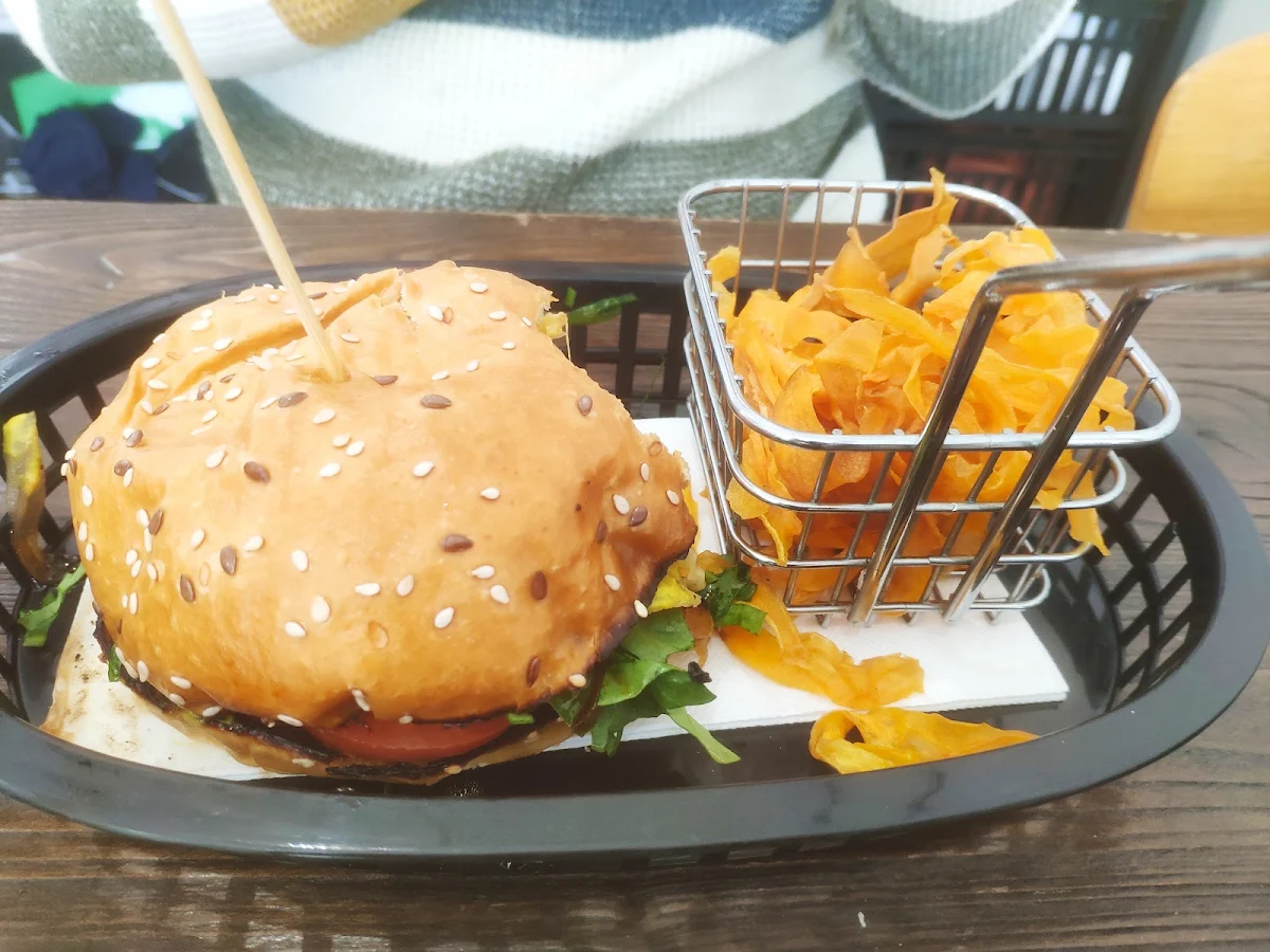 Beef Burger & Chips, Hug a Mug Cafe