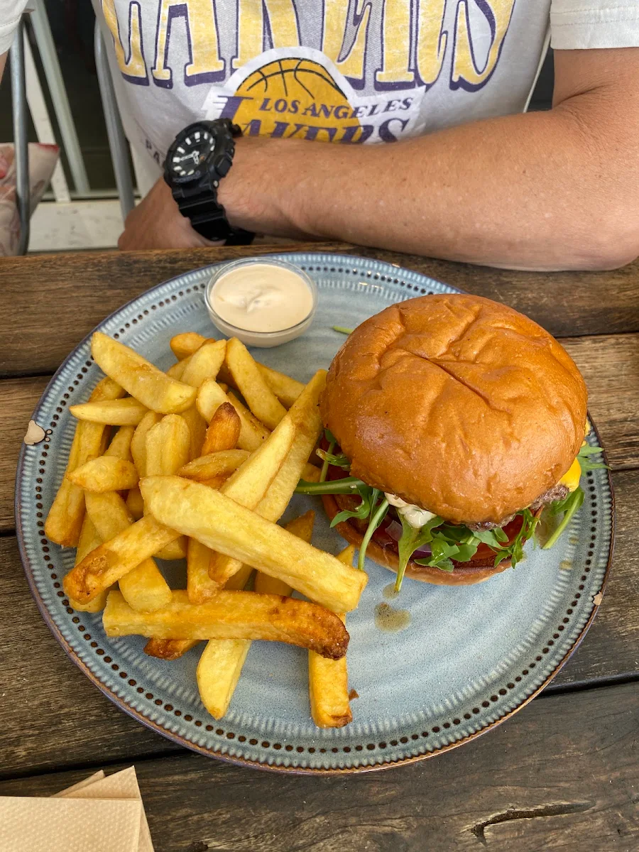 Bar Burger, Ground Earth