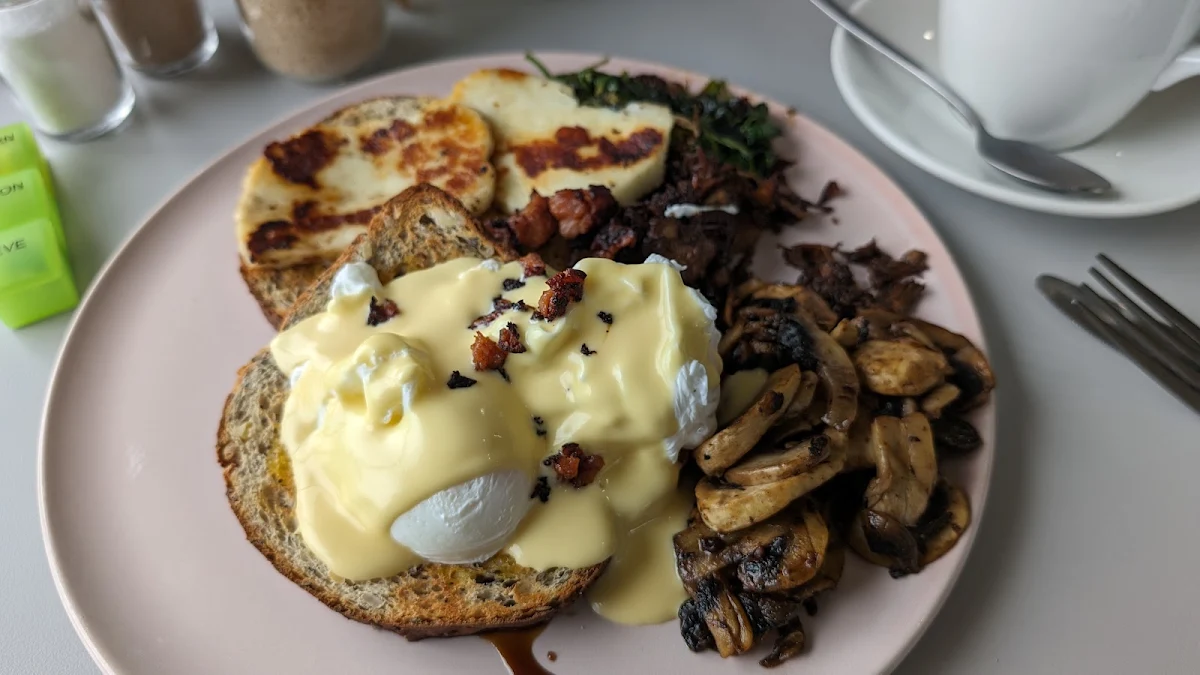 Eggs Benedict w Coffee Pulled Pork, Lilin & co
