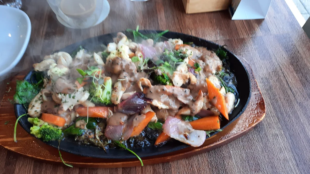 Sizzling Chicken, Charthouse Cafe