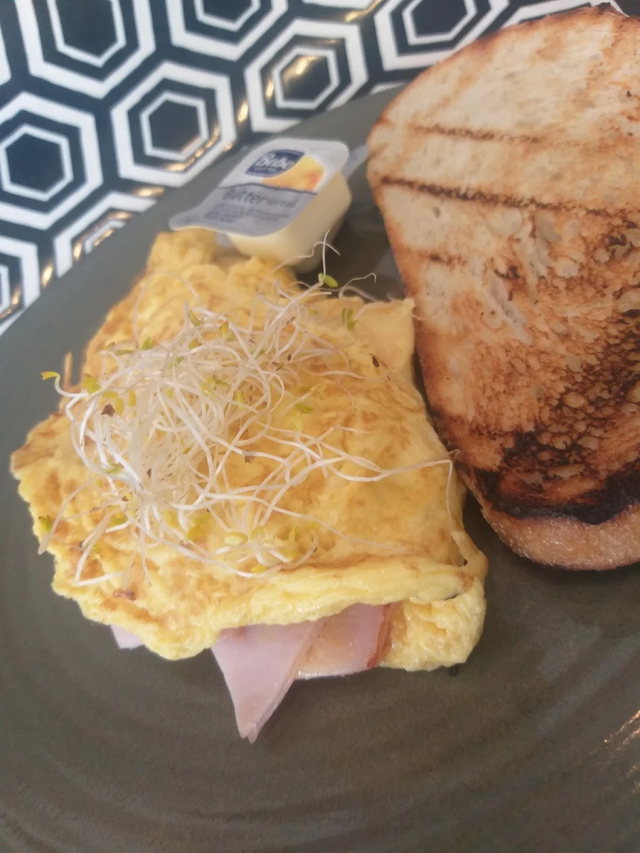 House Omelette, Table Forty Three