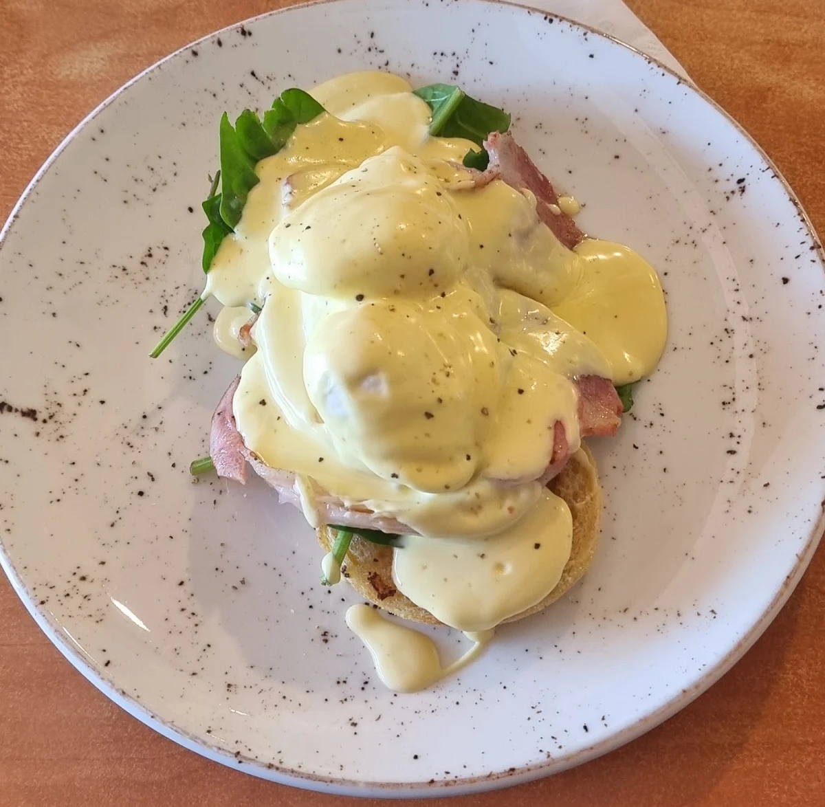 Eggs Benedict, Glass House Mountains Coffee