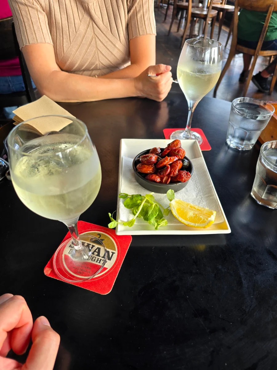 Highlights, Saloon Bar Ocean Beach Hotel