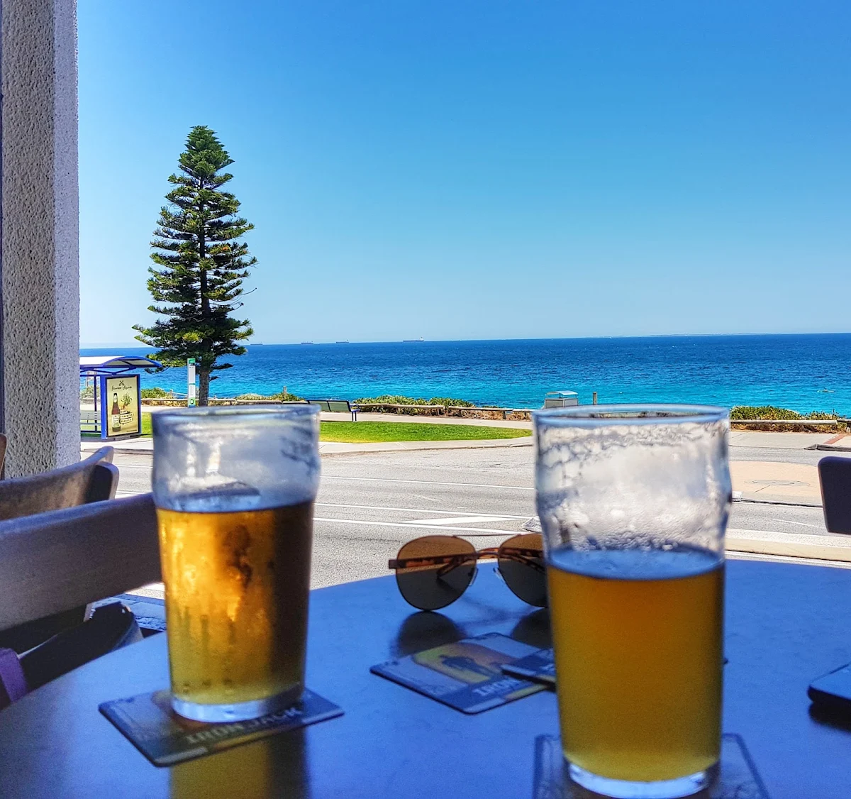 Highlights, Saloon Bar Ocean Beach Hotel