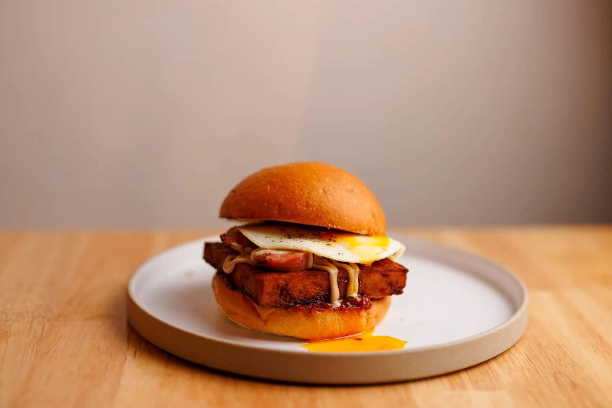Breakfast Burger, Sippy Tom