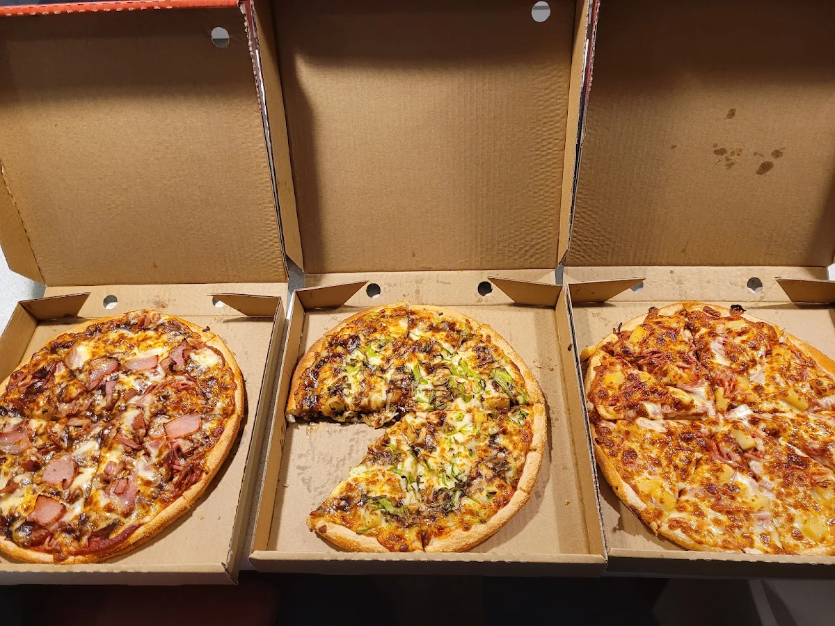 BBQ Chicken and Bacon Pizza Vegetarian & Hawaiian