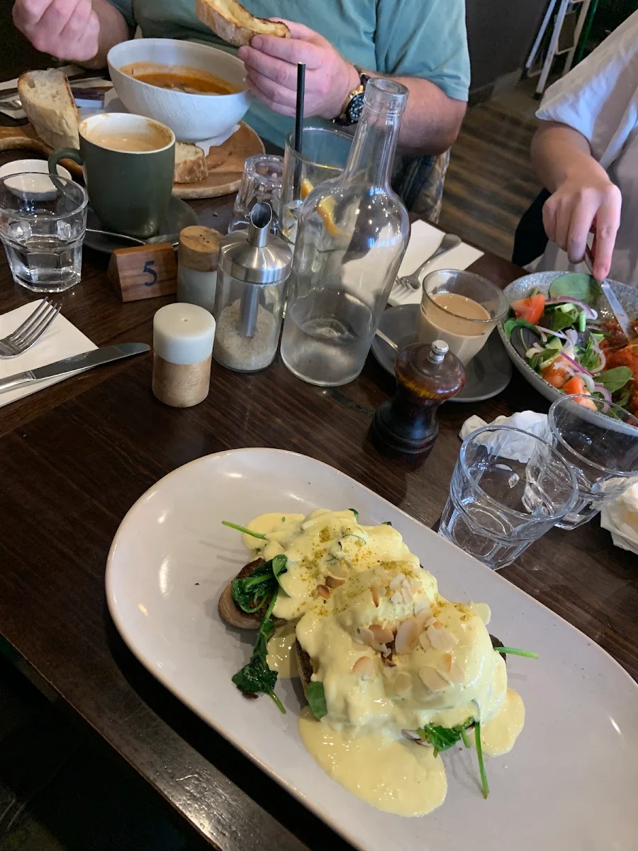 Eggs Benedict, Sugo 67