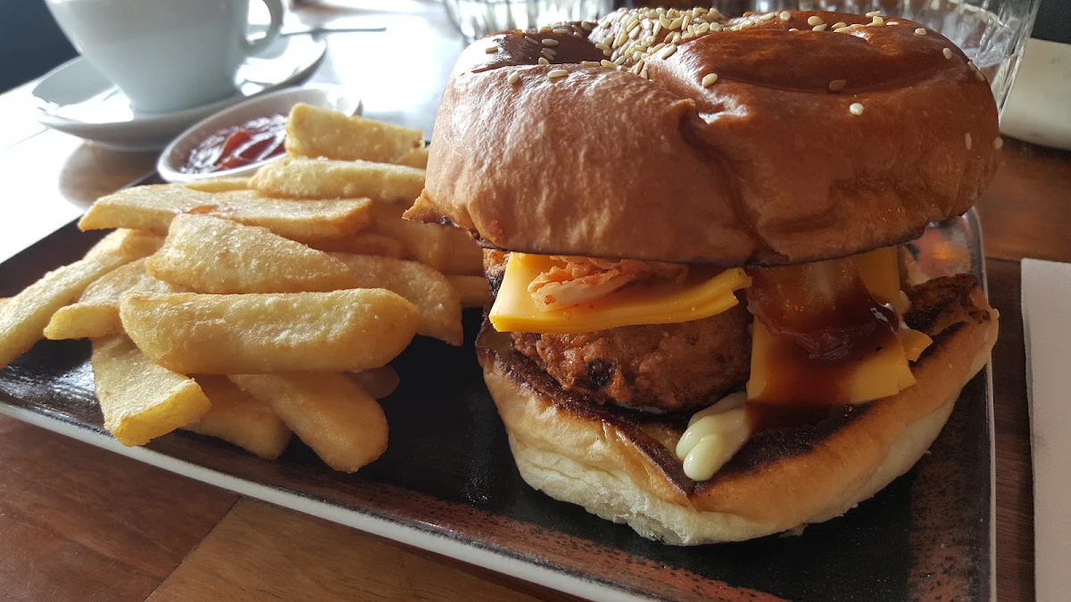 Cheeseburger & Chips, Dr Morse