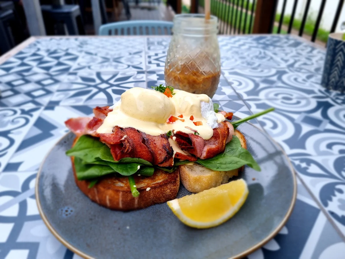 Eggs Benedict, Cafe Gia