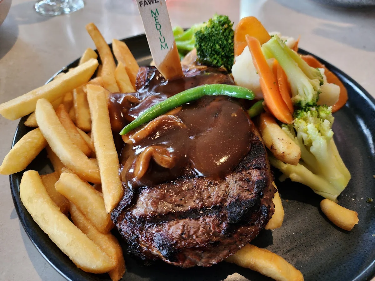 Steak Mushroom Gravy Chips and Vegetables