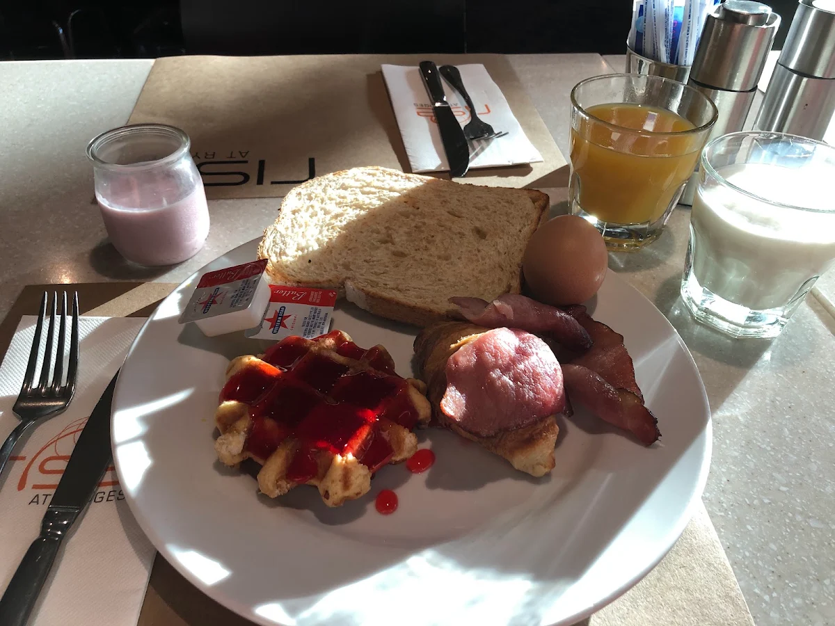 Highlights, Champs Bar & Dining
