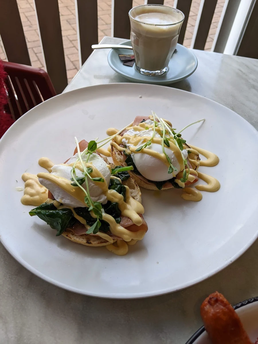 Eggs Benedict, Seacliff Beach Hotel