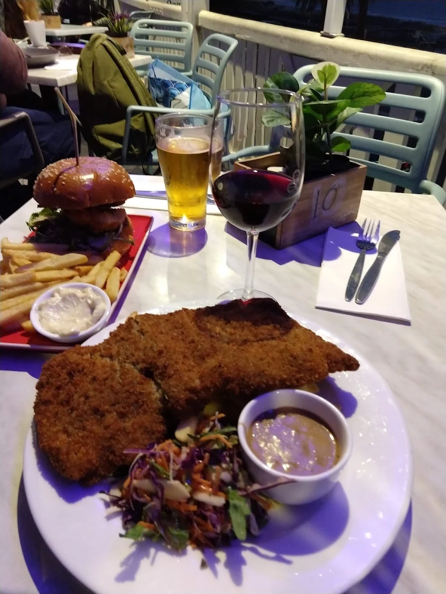 Schnitty, Seacliff Beach Hotel