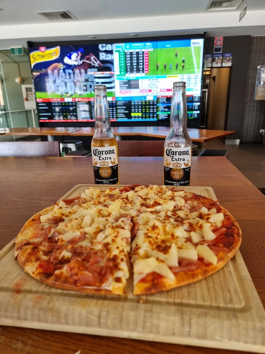 Ham & Pineapple Pizza, The Royal Hotel QBN