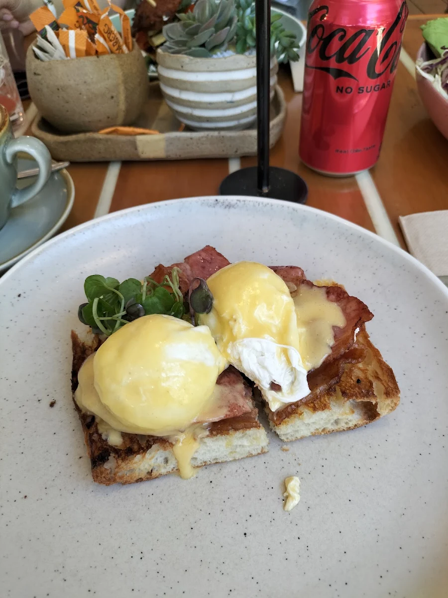 Eggs Benedict, Mudjira Village Eatery