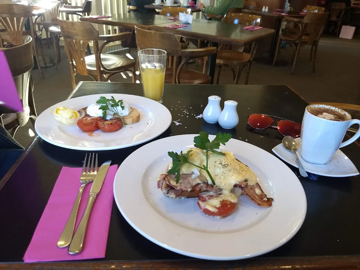 Eggs Benedict, The Oriental Hotel Springwood