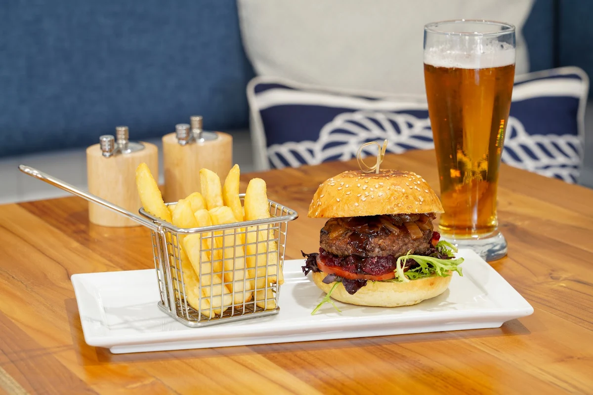 Highlights, Henry's Restaurant and Bar