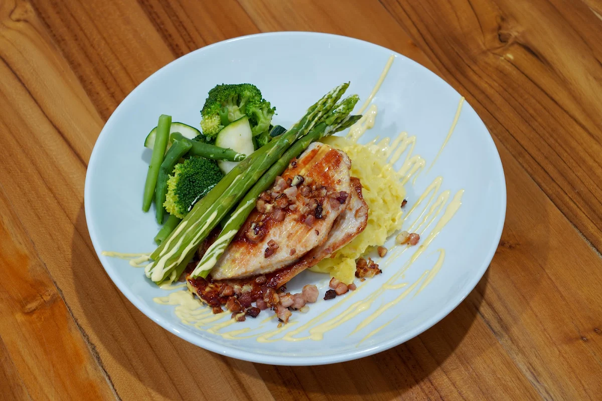 Highlights, Henry's Restaurant and Bar