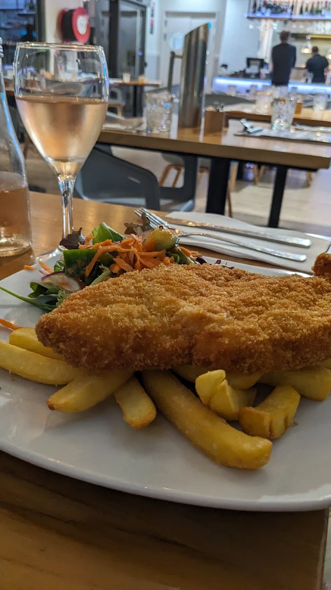 Highlights, Henry's Restaurant and Bar