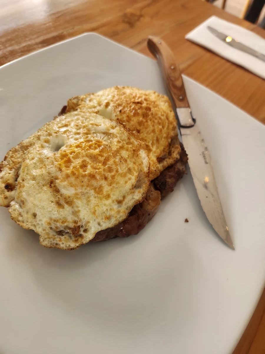 Highlights, Henry's Restaurant and Bar