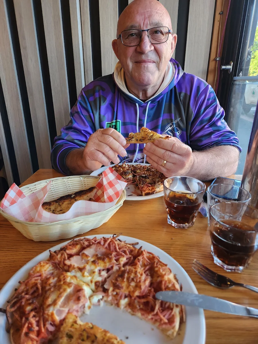 Pizza Aussie, Enzo's On Pako