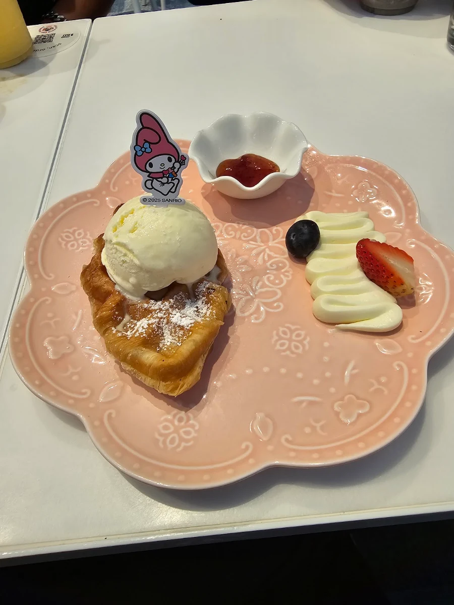 Highlights, Hello Kitty and Friends Cafe Melbourne Central
