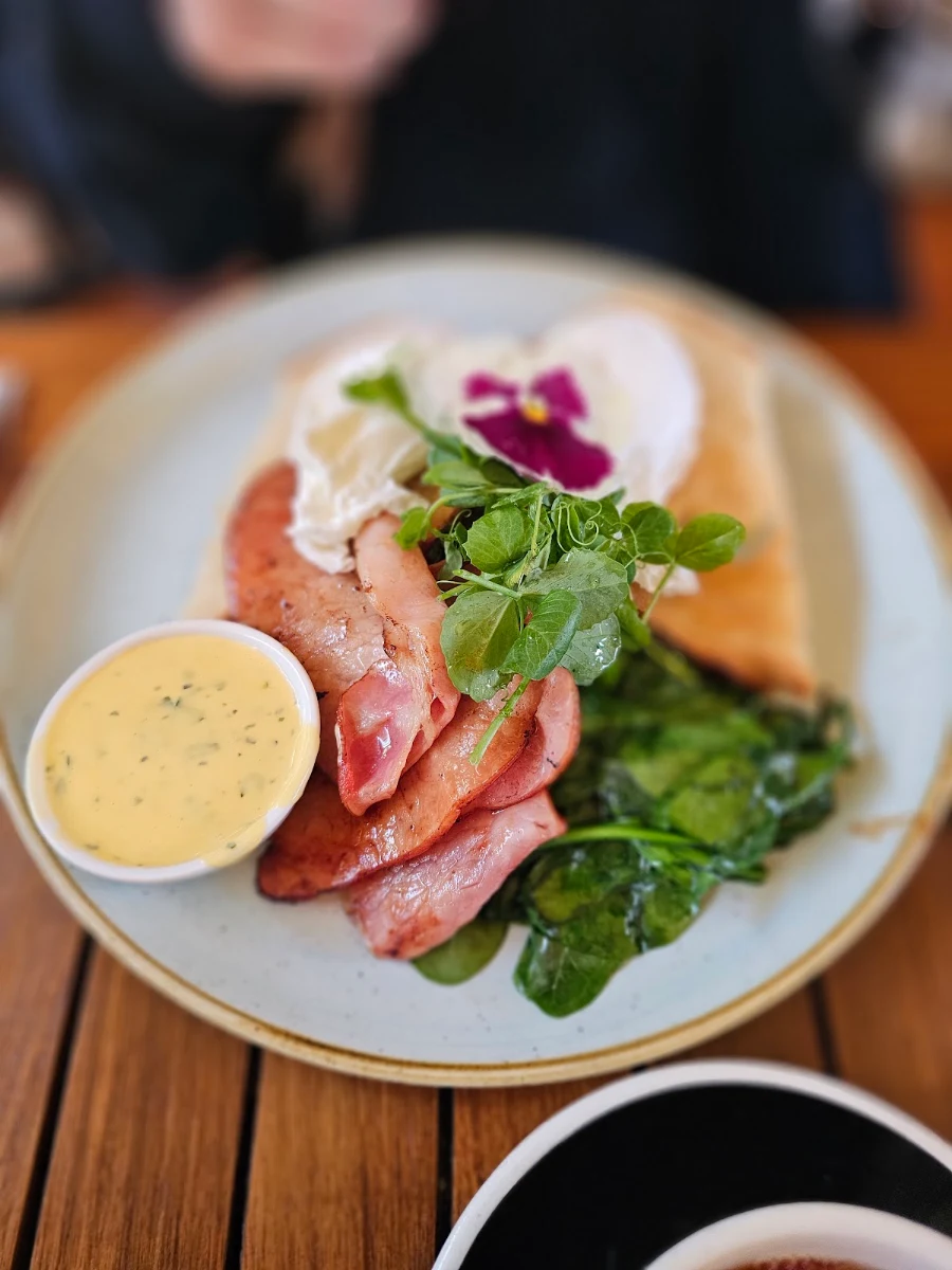 Eggs Benedict, Mister and Miss