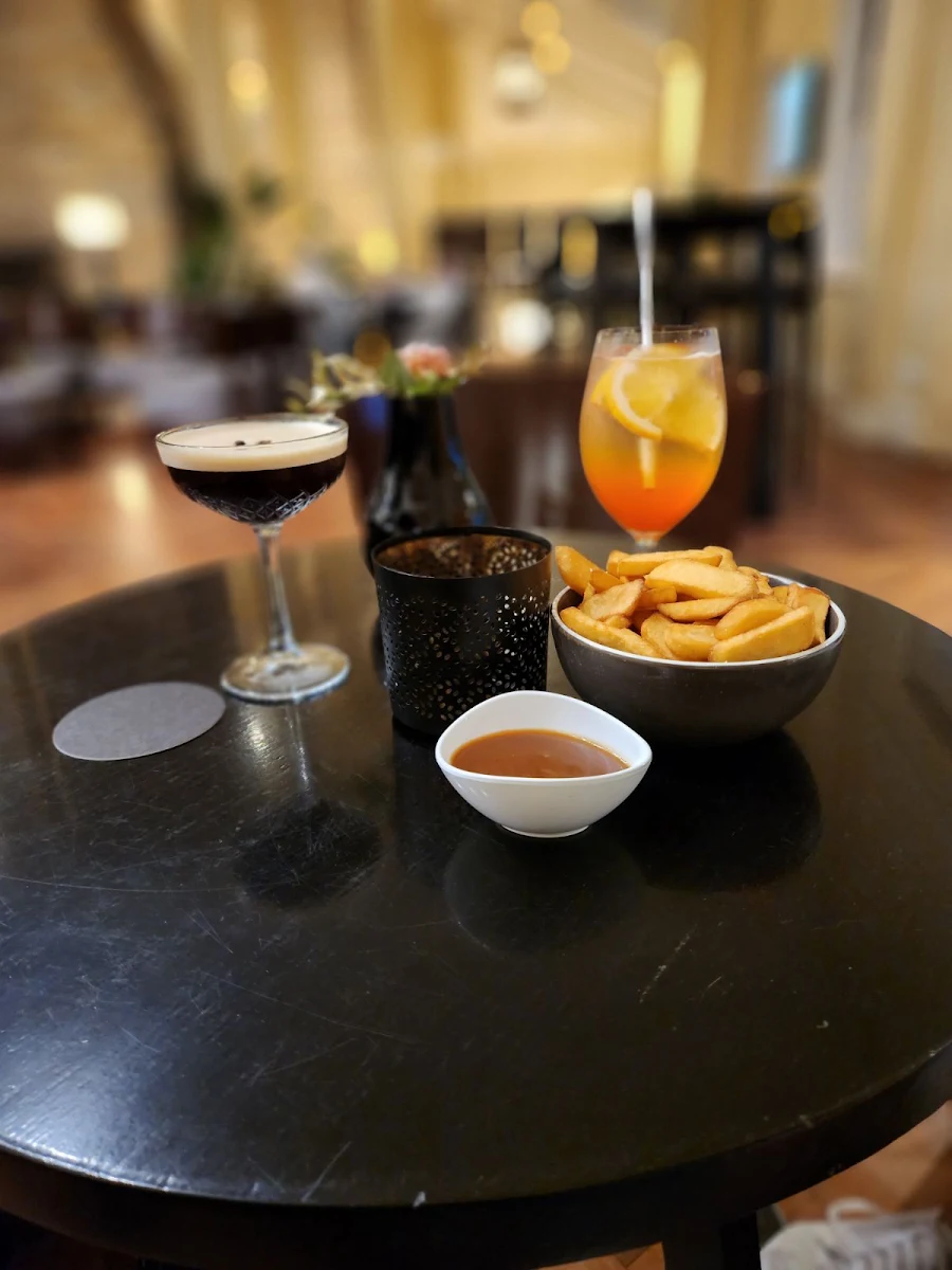 Highlights, Verandah Restaurant & Bar