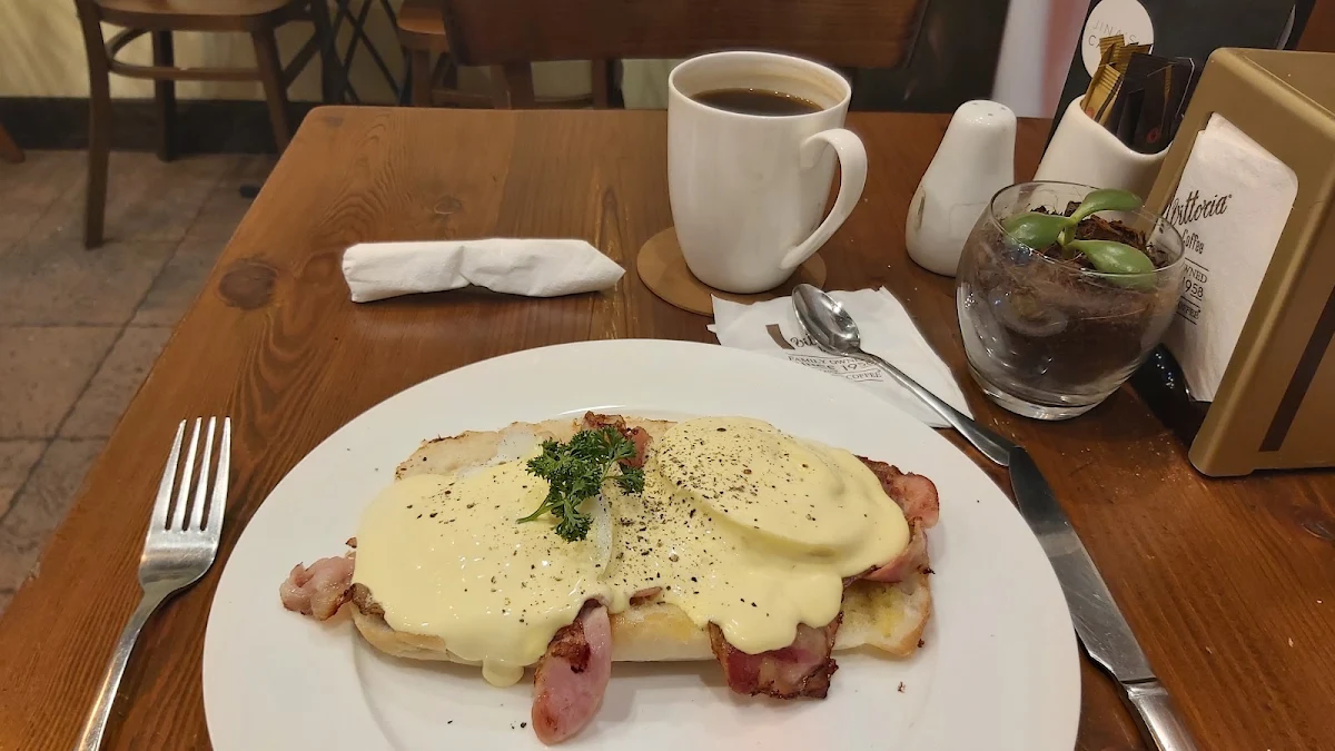 Eggs Benedict, Jina's Cafe