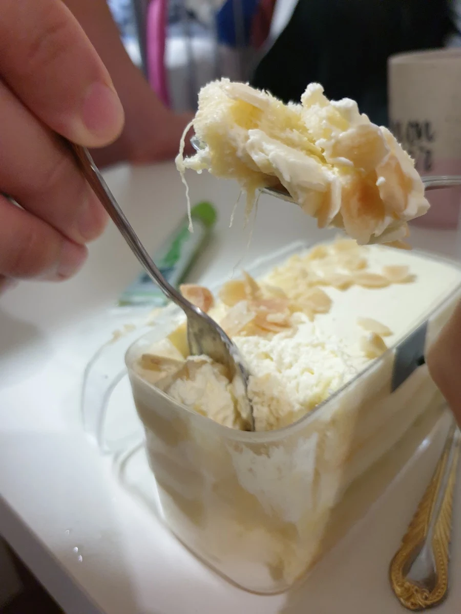 Durian Cake Box, 阿左 Azuo Yogurt & Cake