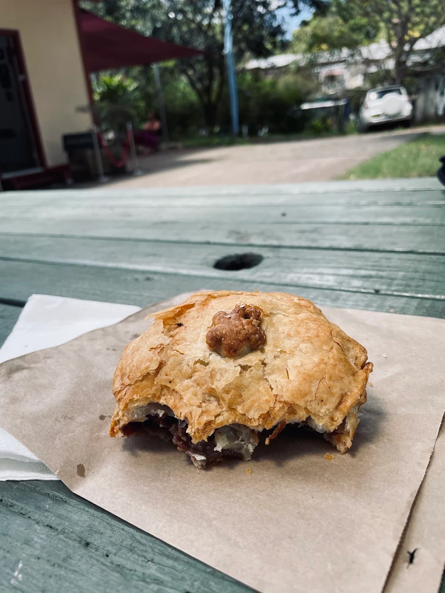 Highlights, Uki Pies