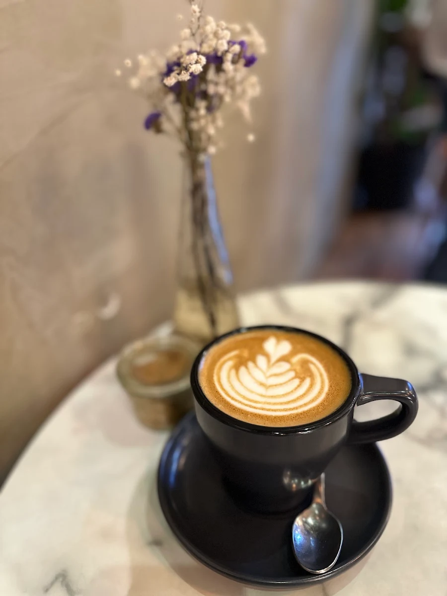 Flat White, Fabian