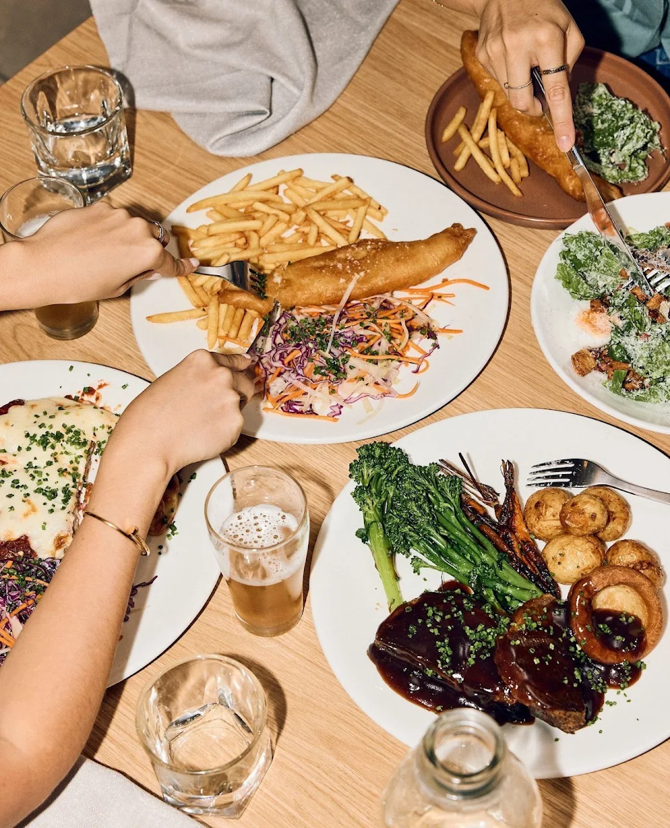 Highlights, Bobbi's Bar and Restaurant