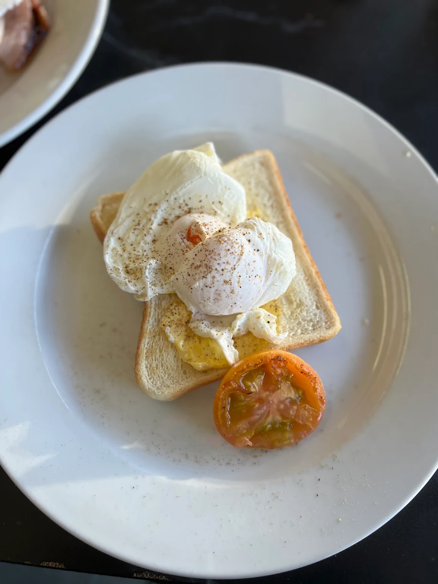 Highlights, Darcy's Diner