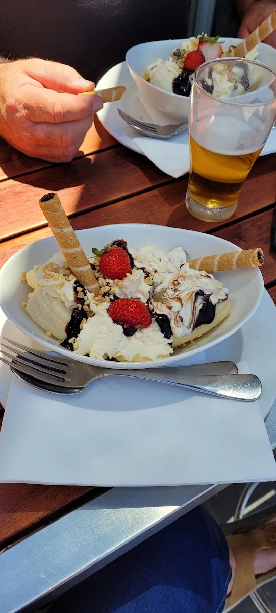 Banana Split, Cobram Hotel